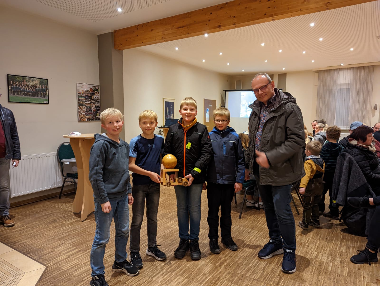 Die siegreiche Kindermannschaft mit den Teilnehmern (von links) Jarne Brettholle, Hennes Möller, Julius Schlickriede und Wilm Sporleder. Vereinsvorsitzender Thorsten Klein (rechts) überreichte den Wanderpokal