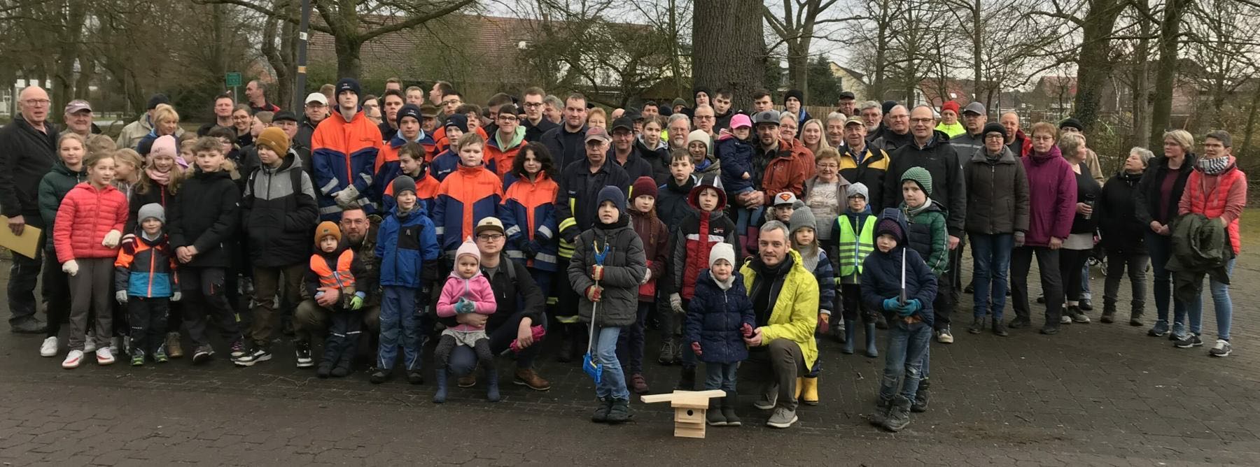 Kinder und Erwachsene der Aktion Saubere Landschaft mit Warnwesten